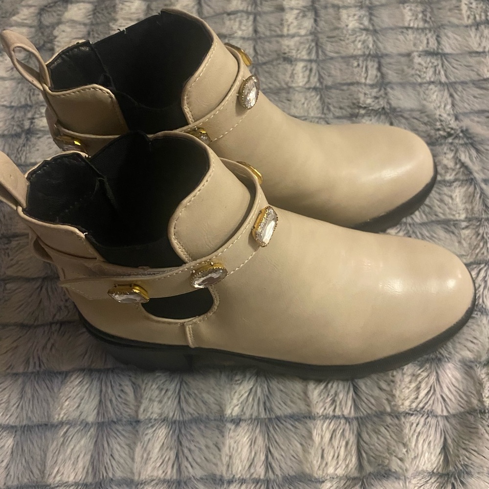 Woman’s Cream Color Wedge Heels Size 8